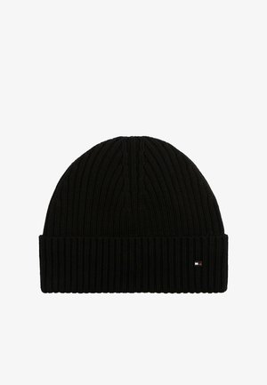 Chapeau en tricot noir avec une texture côtelée, présentant un revers replié et une petite étiquette de logo multicolore sur le côté.