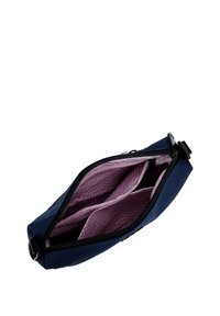 Tma modrý látkový sáček se zipem, s růžovým vlnkovaným interiérem a dvěma přihrádkami pro organizaci věcí.