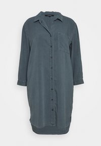 Koszula sukienka z guzikami w ciemnoszarym dżinsie, z kołnierzykiem, naszywaną kieszenią, rękawami o długości trzech ćwiartek i zaokrąglonym dołem.