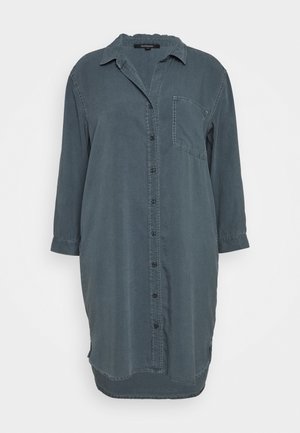 Koszula sukienka z guzikami w ciemnoszarym dżinsie, z kołnierzykiem, naszywaną kieszenią, rękawami o długości trzech ćwiartek i zaokrąglonym dołem.