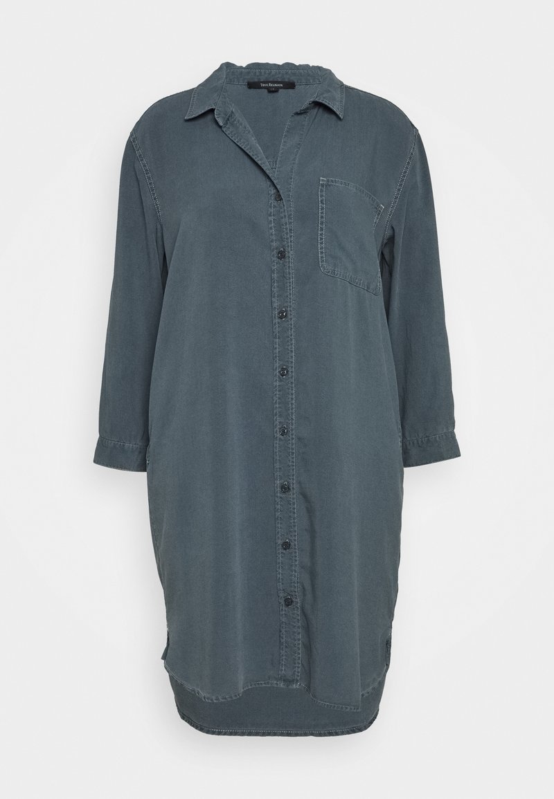Koszula sukienka z guzikami w ciemnoszarym dżinsie, z kołnierzykiem, naszywaną kieszenią, rękawami o długości trzech ćwiartek i zaokrąglonym dołem.