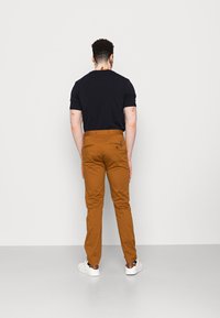 Scotch & Soda ESSENTIALS STUART  - Chino - walnut