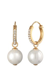 Créoles en or ornées d'une rangée de petites pierres précieuses claires et de grandes perles blanches en fausse perle, mettant en valeur une finition polie et une texture lisse.