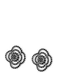 Strieborné náušnice v tvare kvetov, ktoré majú viaceré slučky zdobené čiernymi drahokamami, vytvárajúce textúrovaný a zložitý dizajn.