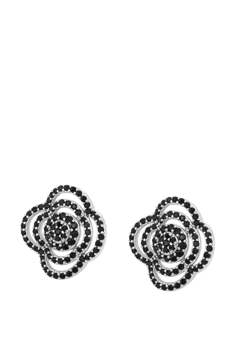 Strieborné náušnice v tvare kvetov, ktoré majú viaceré slučky zdobené čiernymi drahokamami, vytvárajúce textúrovaný a zložitý dizajn.