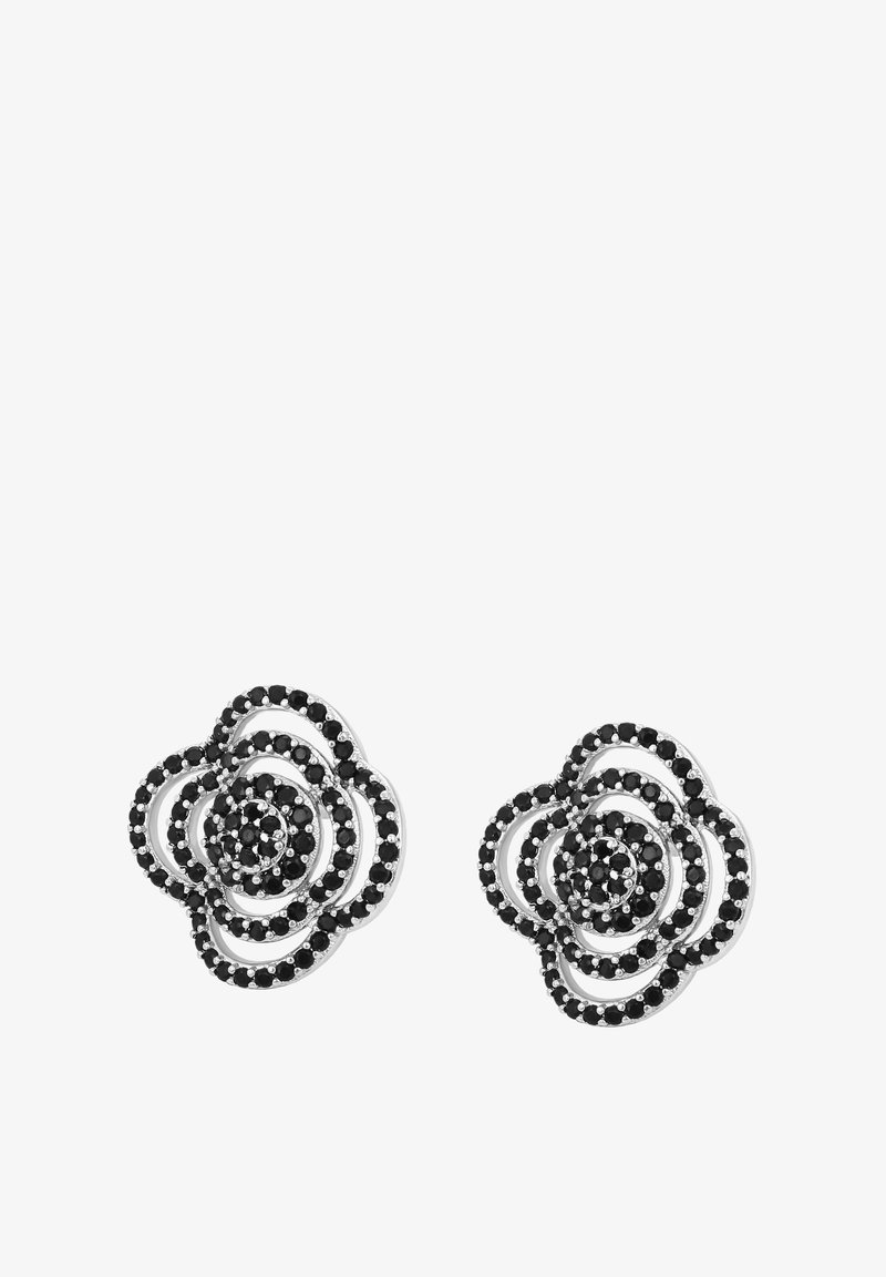 Strieborné náušnice v tvare kvetov, ktoré majú viaceré slučky zdobené čiernymi drahokamami, vytvárajúce textúrovaný a zložitý dizajn.