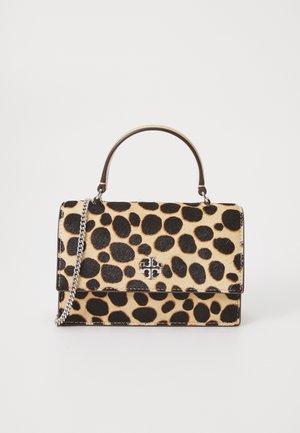 Petit sac à main rectangulaire avec des taches léopard noires et marron, poignée supérieure et bandoulière chaîne argentée sur fond blanc.