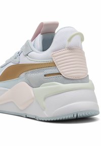 Jasnoniebieskie i białe trampki z szarymi i złotymi akcentami, z teksturowaną tylną częścią i wyściełanym piętą dla wygody.