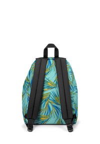 Un sac à dos avec un fond turquoise affichant un motif de feuilles tropicales vibrant en vert, bleu et jaune. Bretelles ajustables noires et poignée.