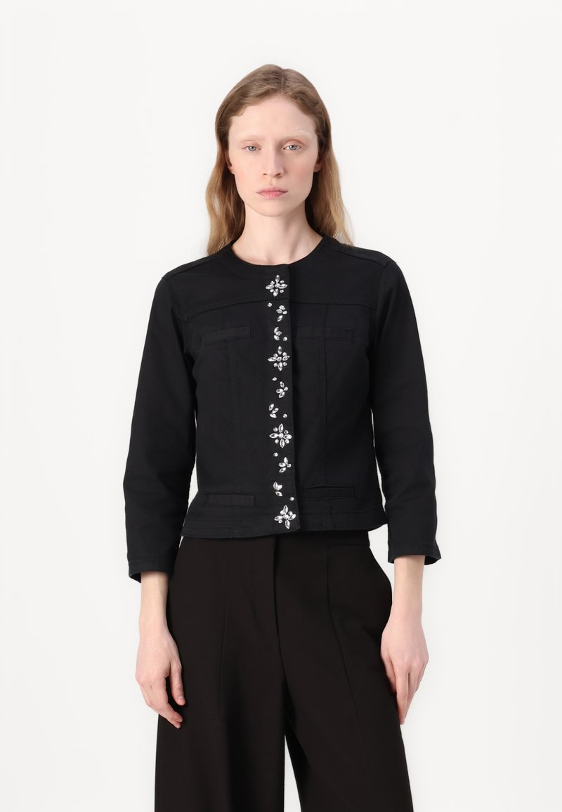 Giacca in denim nera con colletto rotondo, dettagli floreali ricamati sulla parte anteriore e due tasche sul petto. Vestibilità slim e maniche lunghe.