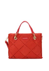 Bolso acolchado rojo con forma estructurada, que presenta acentos de herrajes dorados, dobles asas y una correa de hombro desmontable.