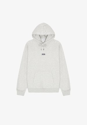 Lichtgrijze hoodie van zacht stof, met een voorzak, trekkoorden en een klein logoplaatje op de borst. Geribbelde manchetten en zoom.