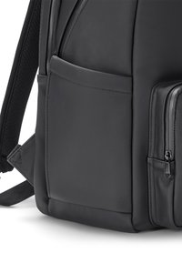 Fekete hátizsák, sima szintetikus anyagból készült, több zsebből áll, beleértve egy oldalsó rekeszt és egy cipzáras elülső zsebet. Texturált pántokkal rendelkezik.