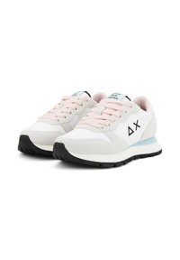 Sneaker bianche e grigie chiare con lacci rosa, suole nere e dettagli neri del logo sui lati e sulla linguetta.