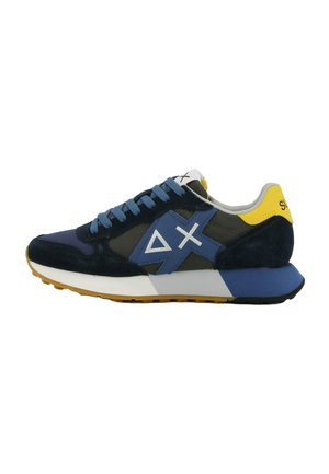Sneaker blu navy e nero con lacci blu, suola bianca, linguetta del tallone gialla e simboli geometrici sul lato.