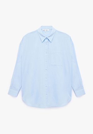 Lichtblauw overhemd met lange mouwen en knoopsluiting, gemaakt van zachte stof, met een puntige kraag, een borstzak en een afgeronde zoom.