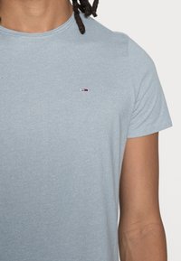 Tommy Jeans SLIM JASPE CREW NECK - T-shirt básica - cloudy