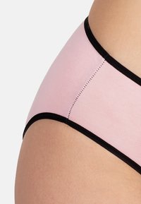 Bikini in cotone rosa con bordi in elastico nero, caratterizzato da un design elegante e una texture liscia. Dettagli di cucitura visibili lungo i bordi.
