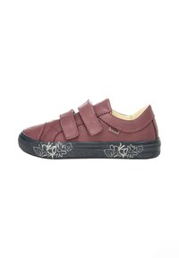 Burgunderrote Lederschuhe mit zwei Klettverschlüssen, runder Zehenpartie und schwarzer Gummisohle, die mit floralen Gravuren verziert ist. Insgesamt glatte Textur.