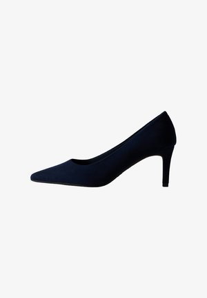 Navyblauwe suède pump voor dames met een spits toelopende neus en een slanke, middelhoog hak, zijaanzicht op een witte achtergrond.