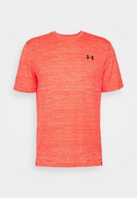 Kortärmad sportt-shirt i ljus korall med ett strukturerat mönster och en svart logotyp på vänster bröst. Klassisk rund halsdesign.