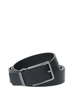 Cintura in pelle nera con una finitura texturizzata, dotata di una fibbia in metallo argentato e di un'aggiunta laterale con il nome del marchio. Vestibilità regolabile con più fori.