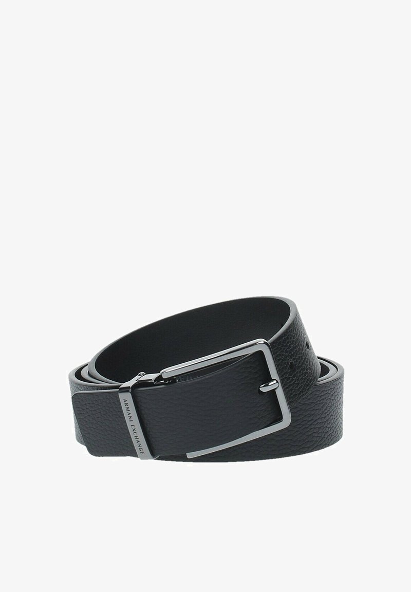 Cintura in pelle nera con una finitura texturizzata, dotata di una fibbia in metallo argentato e di un'aggiunta laterale con il nome del marchio. Vestibilità regolabile con più fori.