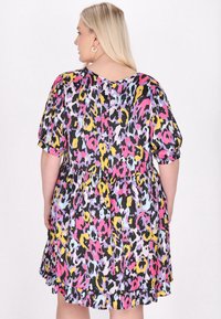 Rochie cu mânecă scurtă, cu imprimeu leopard multicolor în nuanțe de roz, galben și lavandă pe un fundal negru, cu talie gathered și tiv volanat.