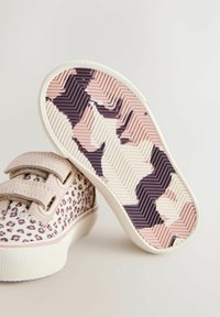 Pantofi pentru copii roz și bej, cu partea superioară din material textil cu imprimeu leopard și barete cu scai; talpă din cauciuc texturat cu un model ondulat.