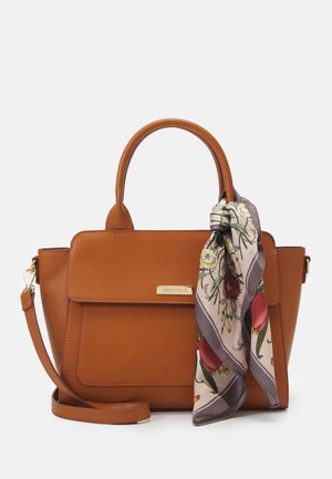 Sac à main en cuir marron au design structuré. Il dispose d'un rabat à l'avant, de poignées doubles, d'une bandoulière amovible et d'un foulard fleuri noué sur un côté.