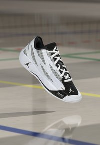 Неизбран, white/black