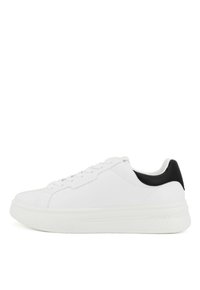 Baskets blanches avec une tige en cuir lisse, bout arrondi et design à lacets. Accents noirs sur le talon ; semelle texturée pour une meilleure adhérence. Logo de la marque sur le côté.