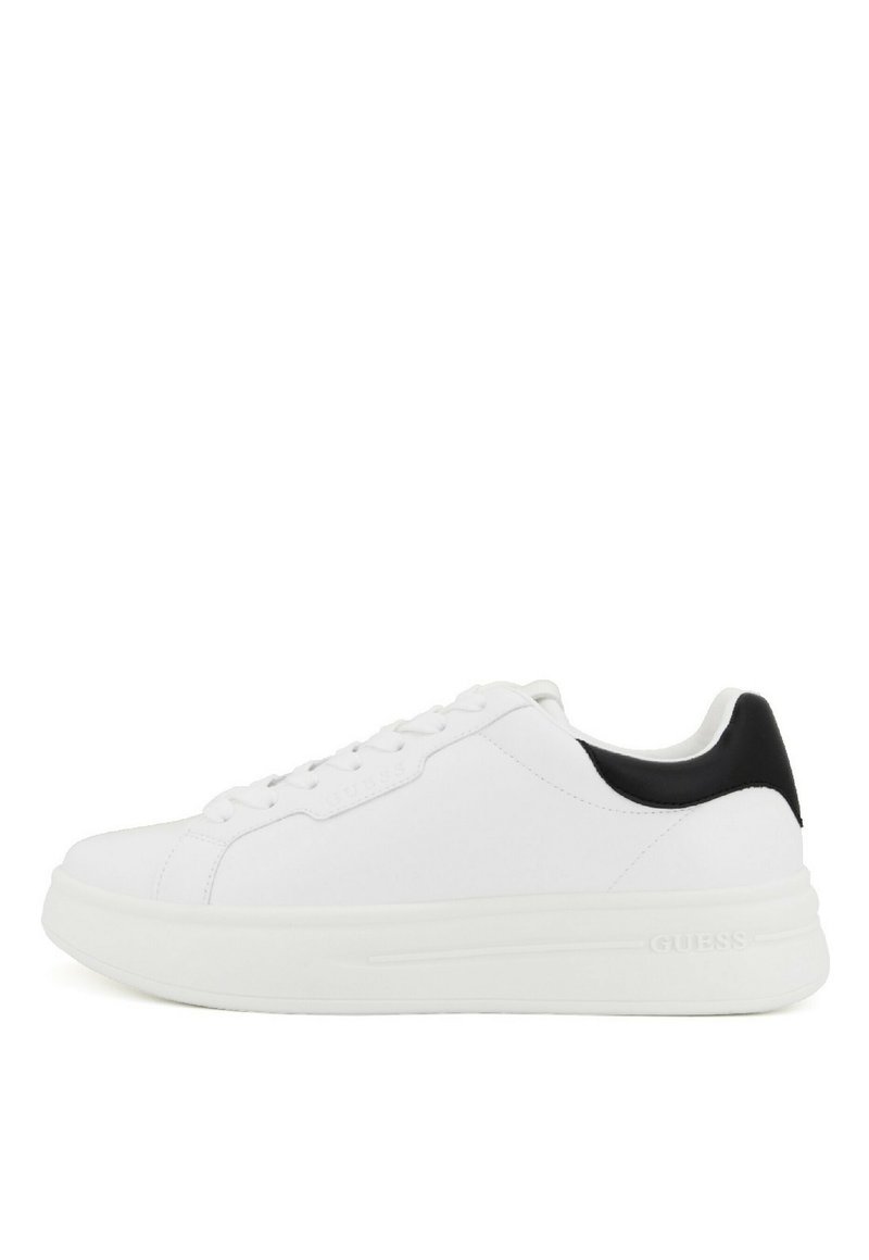 Baskets blanches avec une tige en cuir lisse, bout arrondi et design à lacets. Accents noirs sur le talon ; semelle texturée pour une meilleure adhérence. Logo de la marque sur le côté.