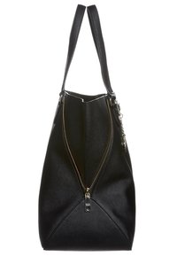 Sac cabas en cuir noir avec doubles bretelles, fermeture éclair verticale à l'avant et un petit porte-clés argenté sur le côté droit.