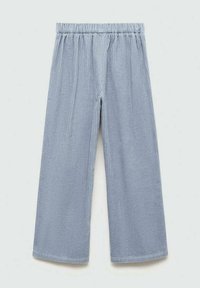 Pantaloni largi de culoare albastru deschis, cu un model texturat, în carouri. Au o talie elastică și o lungime scurtă, fiind realizați dintr-un material moale.