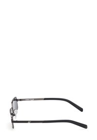 Occhiali da sole neri, sottili e rettangolari, con lenti scure e aste sottili, mostrati di lato su sfondo bianco.