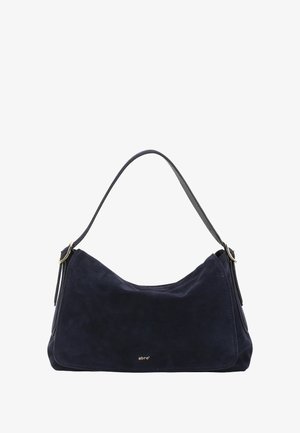 Navyblaue Wildleder-Handtasche mit geschwungener Form, einem einzigen Ledertragegurt und goldfarbenem Logo-Detail auf der Vorderseite. Weiche Textur und minimales Beschläge.