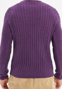 Violetti neulottu pusero, jossa on resoripintainen rakenne, pitkät hihat ja pyöreä pääntie. Materiaali näyttää pehmeältä ja rennon tyylikkäältä.