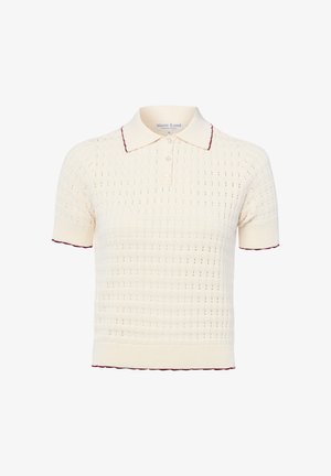 Crèmekleurig kortärmelig gebreid poloshirt met een gestructureerd patroon, knoopsluiting en kraag, mouwen en zoom met rode bies.