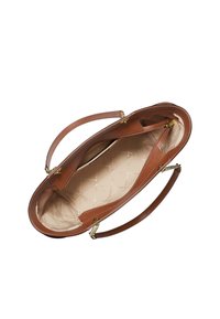 Sac à main en cuir marron avec un compartiment zippé, des sangles ajustables et un intérieur matelassé beige avec un motif logo.