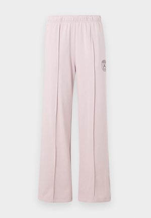 Pantaloni elastici rosa chiaro con vita alta in un taglio rilassato, dotati di due pieghe frontali e di un accento logo nero sulla coscia sinistra. Texture liscia.