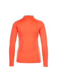 T-shirt de sport à manches longues en orange vif, doté d'un col haut, d'une texture lisse et de coutures plates le long des seams.