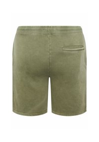 Shorts décontractés vert olive avec taille élastique et une poche passepoilée unique à l'arrière côté droit, fabriqués en tissu doux.