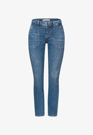 Jeans en denim bleu clair avec une coupe ample, présentant une taille mi-haute, cinq poches et de subtils détails usés.