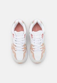 Chaussures de sport blanches en cuir et mesh, avec des accents roses et verts, bout rond, semelle épaisse et système de laçage classique.