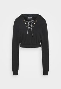 Sweat à capuche noir court avec manches longues, taille et poignets élastiques, encolure à lacets avec cordons estampillés Versace Jeans Couture.