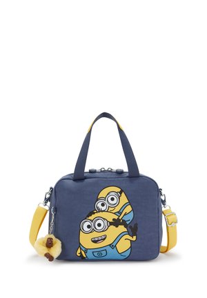 Borsa blu navy con due personaggi dei Minions in stile cartone animato sul davanti, tracolla gialla regolabile e portachiavi a forma di scimmia pelosa attaccato.