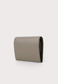 Geldbörse aus grauem Leder mit strukturiertem Finish, rechteckiger Form und gefaltetem Design, ausgestattet mit einem glatten Innenraum und ohne sichtbare Beschläge.