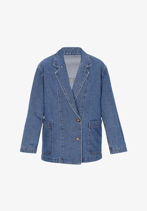 Denimowa marynarka w średnim niebieskim odcieniu, z klapami, długimi rękawami, dwiema przednimi kieszeniami i zapięciem na guzik, z widocznymi detalami szwów.