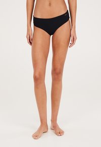 Čierne bikiny s vysokým pásom a rebrovanou textúrou. Obsahujú hladký pás a jemný detail loga značky. Jednoduchý dizajn.